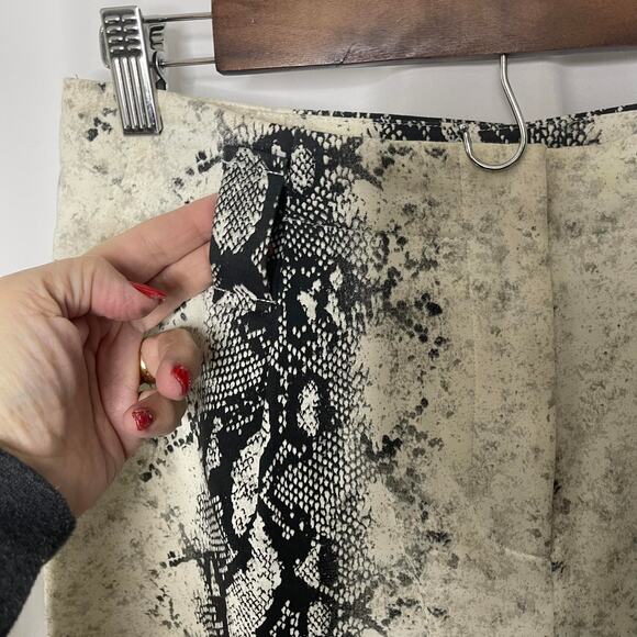 Gianni Bini women's M wide legged slacks pants trousers white black snakeskin - Picture 2 of 16